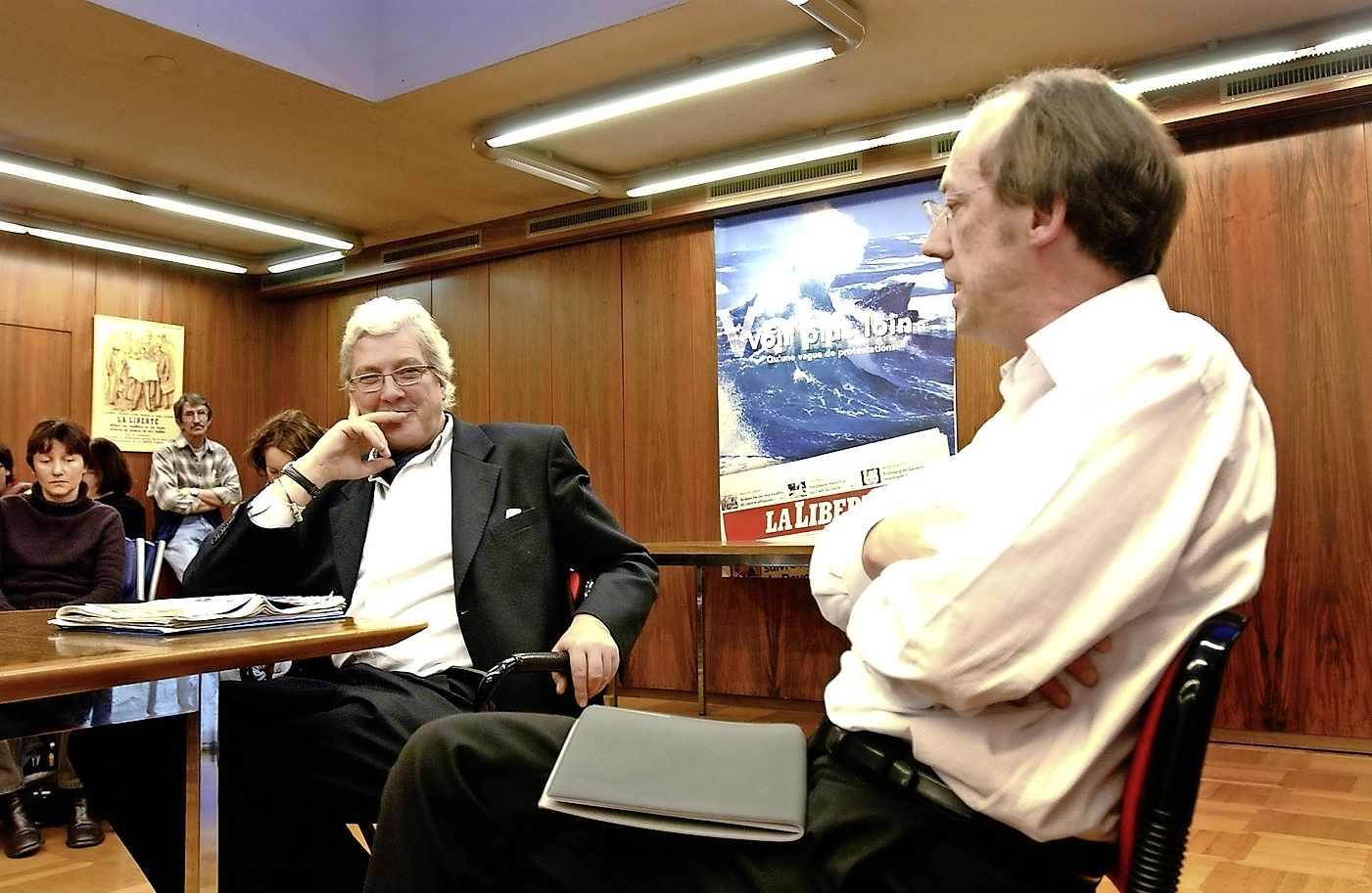 Roger de Diesbach (à gauche) et son successeur Louis Ruffieux lors d’une séance de rédaction en 2004.