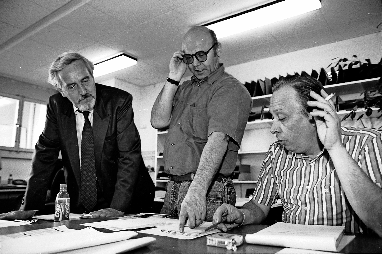 José Ribeaud (à gauche) et les designers lors de la création de la nouvelle ligne graphique en 1992
